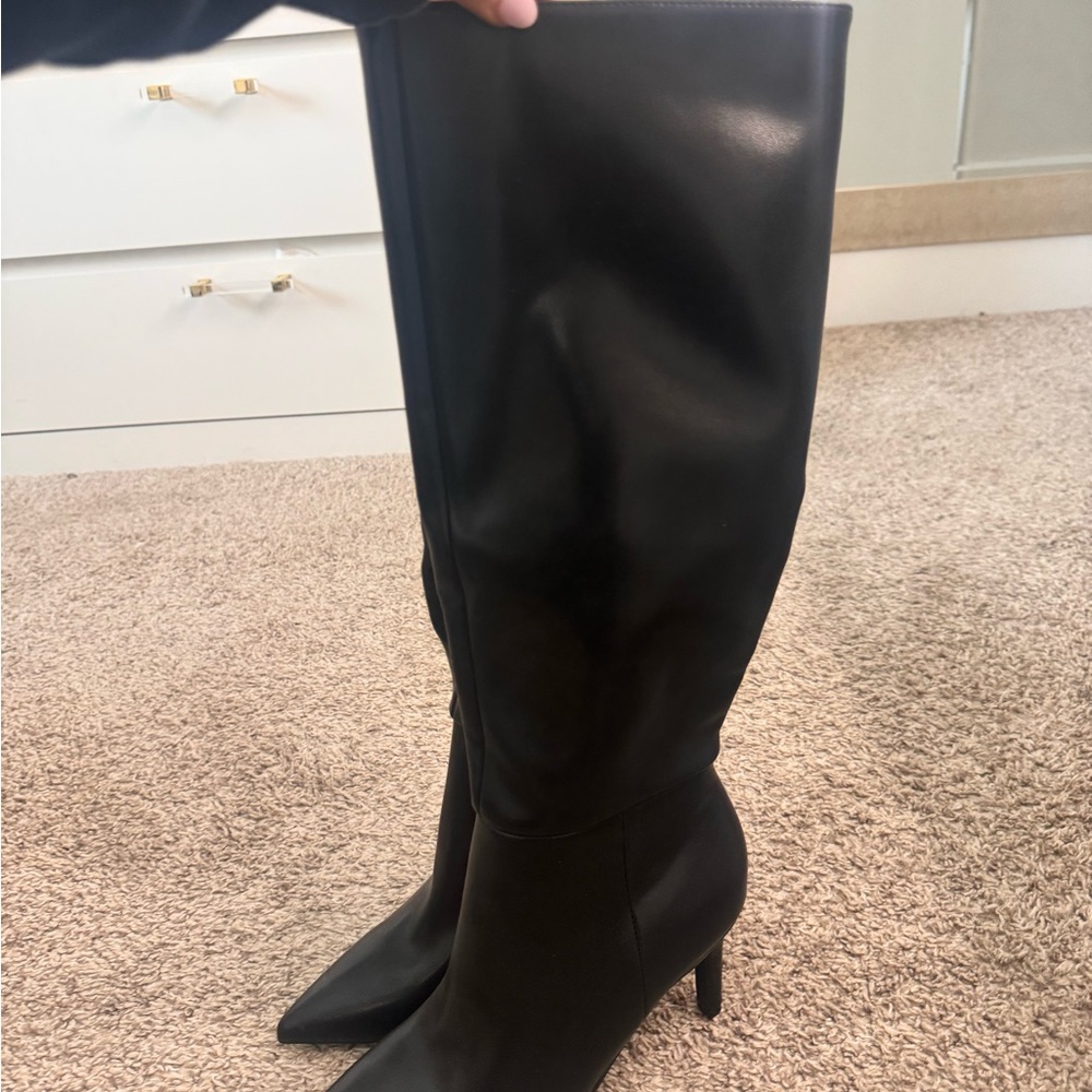Sleek Black Heeled Boots with Stiletto Heel